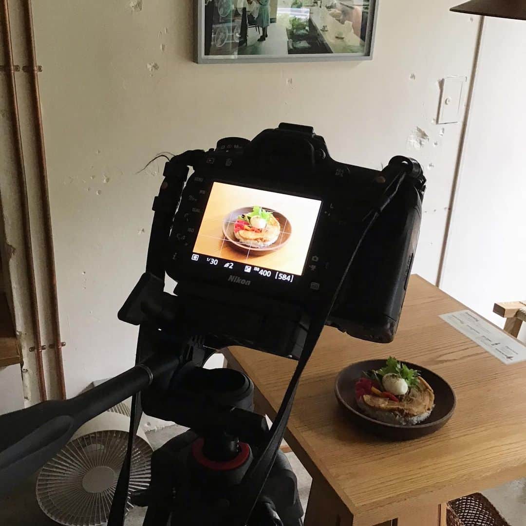 Pho 321 Noodle barのインスタグラム：「皆さま　お早うございます。  今朝は　一段と冷え込んだ神宮前2丁目、だいぶ葉は落ちましたが　雨に濡れた紅葉たちもきれいです🍁  本日のおすすめは　phoのスープで炊いた　@cococujp の自然麦入りジャスミンライスに　ココナッツジュース🥥でゆっくりと煮込んだ豚バラ肉をローストビーフのように　薄くスライス、季節の有機野菜のお惣菜、紅白なます、ふるふるの半熟たまごをのせた　ヴェトナム風🇻🇳豚の角煮ごはんこと‘com トンポーロー’です。  to go/delivery serviceのメニューにも御座います🌞 たまごの黄身を絡めてお召し上がり下さい。  生春巻きには　蒸籠でゆっくりと火を入れた北海道三野農園さんのイエロービートルート、岐阜ファームレガーロさんの赤ラデッシュ入りです。  本日は少し長めの営業時間　11:30am opening 7:30pm last call 8pm closing ,chompyとUber eats、delivery service、ふたつのアプリケーションも同時間で稼働致します。  大切な方へのholiday gift、greeting cardを用意したり、holiday musicの選曲をしたりと、冬場支度のお供の碗やプレートをどうぞ。  終日　店内温かく調えて　ご注文お待ちしております。  today’s recommend:com dong-pou-rou(for here,to go,or delivery),NEM(spring roll),summer roll for sharing and homemade lime ginger syrup aid  today’s opening bgm📻‘my name is coco’/senor coconut and his orchestra 🌴（2006)  #coco」