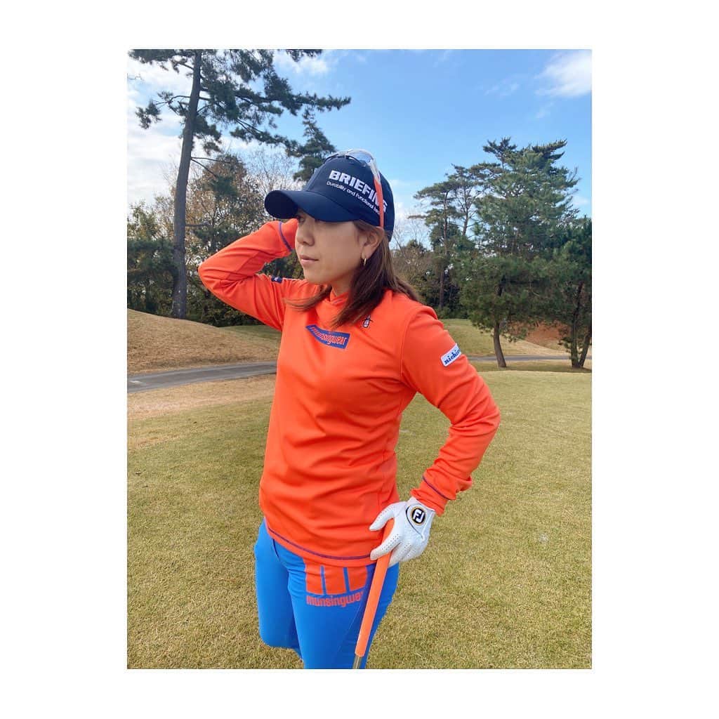 宮里美香のインスタグラム：「*** プライベートゴルフ⛳️🏌️‍♀️ . @briefing_official のキャップ🧢 シンプルなデザインでカッコいい😎 . . #golf #briefing #briefinggolf  #cap #cool #munsingwear #oakley  #ブリーフィング #ブリーフィングゴルフ  #ゴルフキャップ #シンプルでかっこいい」