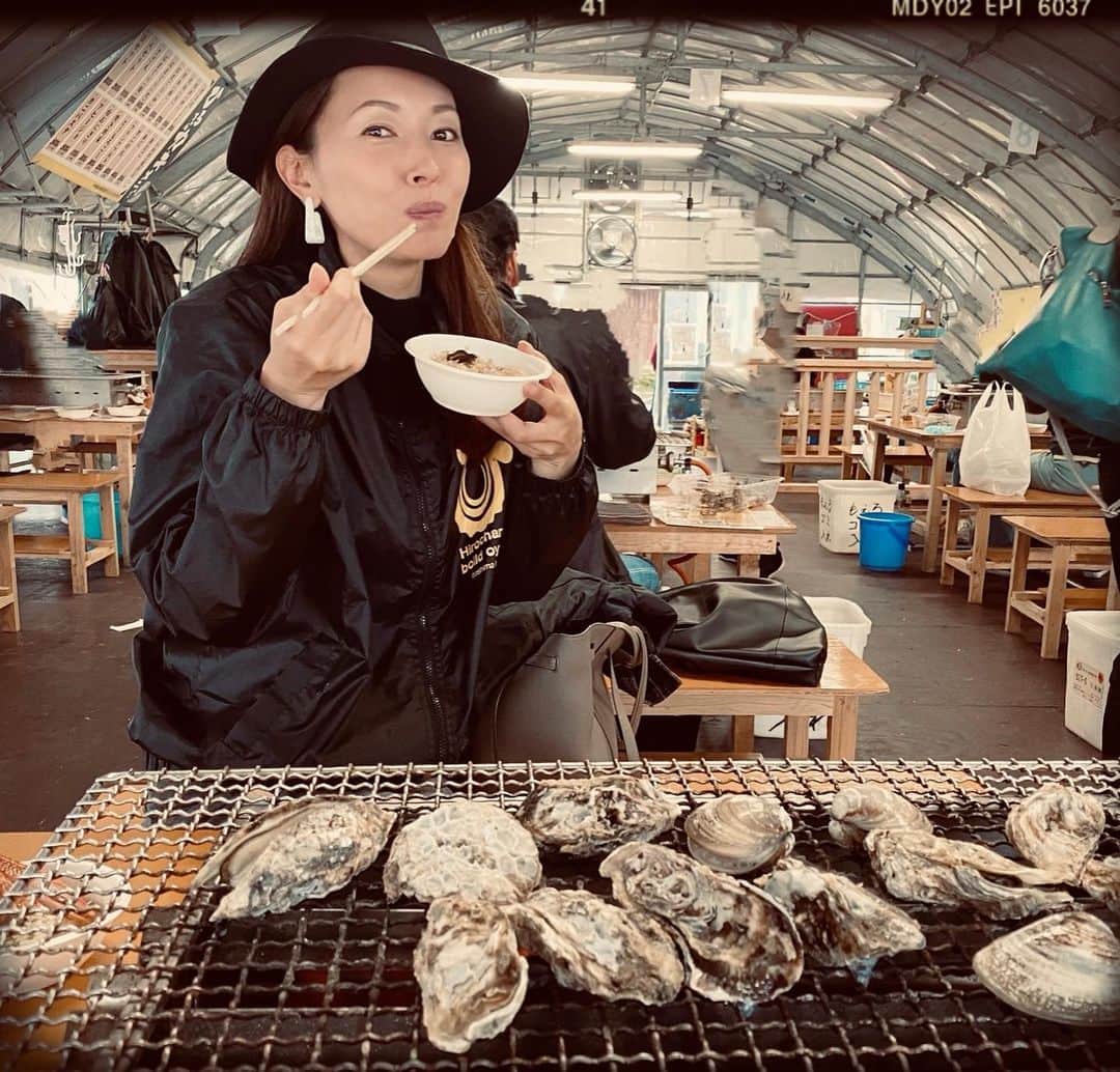 のインスタグラム：「今日は寒すぎる〜💦 お体にはくれぐれも気をつけて、良い週末を過ごしてください✨  ちょっと前の事になりますが、福岡県へ行った時に、初めて糸島にある『牡蠣小屋』へ行きました😊✨ 牡蠣小屋は名物みたいですね❗️ 牡蠣パラダイス💖 とーーーっても美味しかったなぁ❤️ #滝沢沙織 #福岡県 #糸島 #牡蠣小屋 #食べる幸せ #牡蠣パラダイス #今が旬」