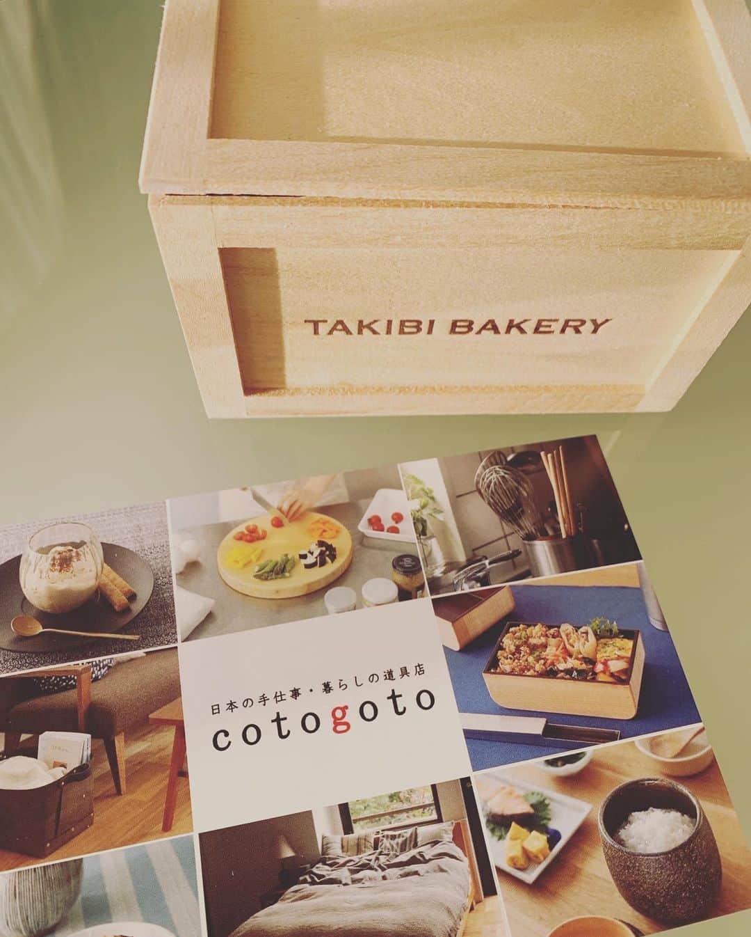 朝岡実嶺さんのインスタグラム写真 - (朝岡実嶺Instagram)「可愛いプレゼントを頂きました💕😘 木箱の中は、マッチ箱の様な箱に入ったお茶の詰め合わせ❤️  I got a lovely gift💕😘 Inside the wooden box, there were several boxes of tea in a box like a matchbox❤️  #cotogoto #日本の手仕事 #takibibakery #お茶 #gift」12月5日 11時25分 - mirei_asaoka
