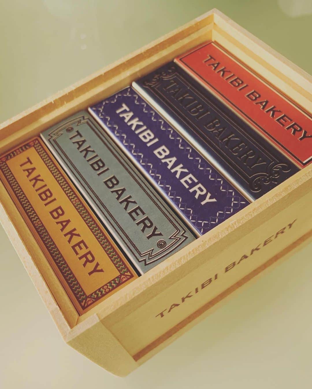 朝岡実嶺さんのインスタグラム写真 - (朝岡実嶺Instagram)「可愛いプレゼントを頂きました💕😘 木箱の中は、マッチ箱の様な箱に入ったお茶の詰め合わせ❤️  I got a lovely gift💕😘 Inside the wooden box, there were several boxes of tea in a box like a matchbox❤️  #cotogoto #日本の手仕事 #takibibakery #お茶 #gift」12月5日 11時25分 - mirei_asaoka