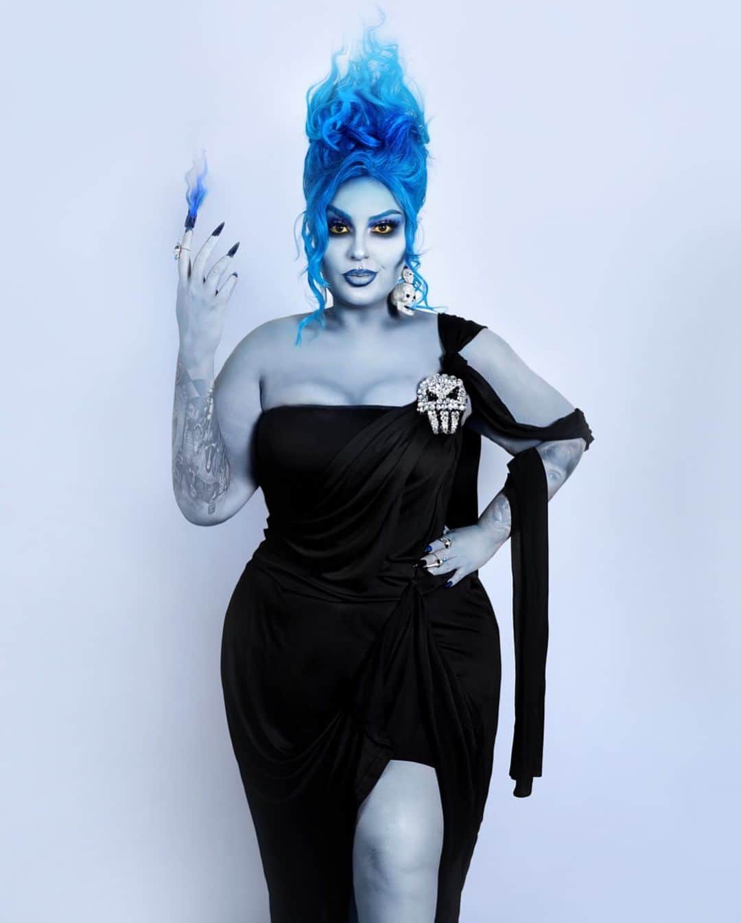 ヤスミナ・ダニエルさんのインスタグラム写真 - (ヤスミナ・ダニエルInstagram)「Who remembers Hades from Hercules? 😍 @mehronmakeup Paradise AQ paint ‘white, grey and blue’  I made all the accessories myself. I styled the hair with a wig and made the finger flame 🔥 Karla edited my hair, finger flame and eyes ✨ #cosplay #hades #disney」12月5日 11時40分 - missjazminad