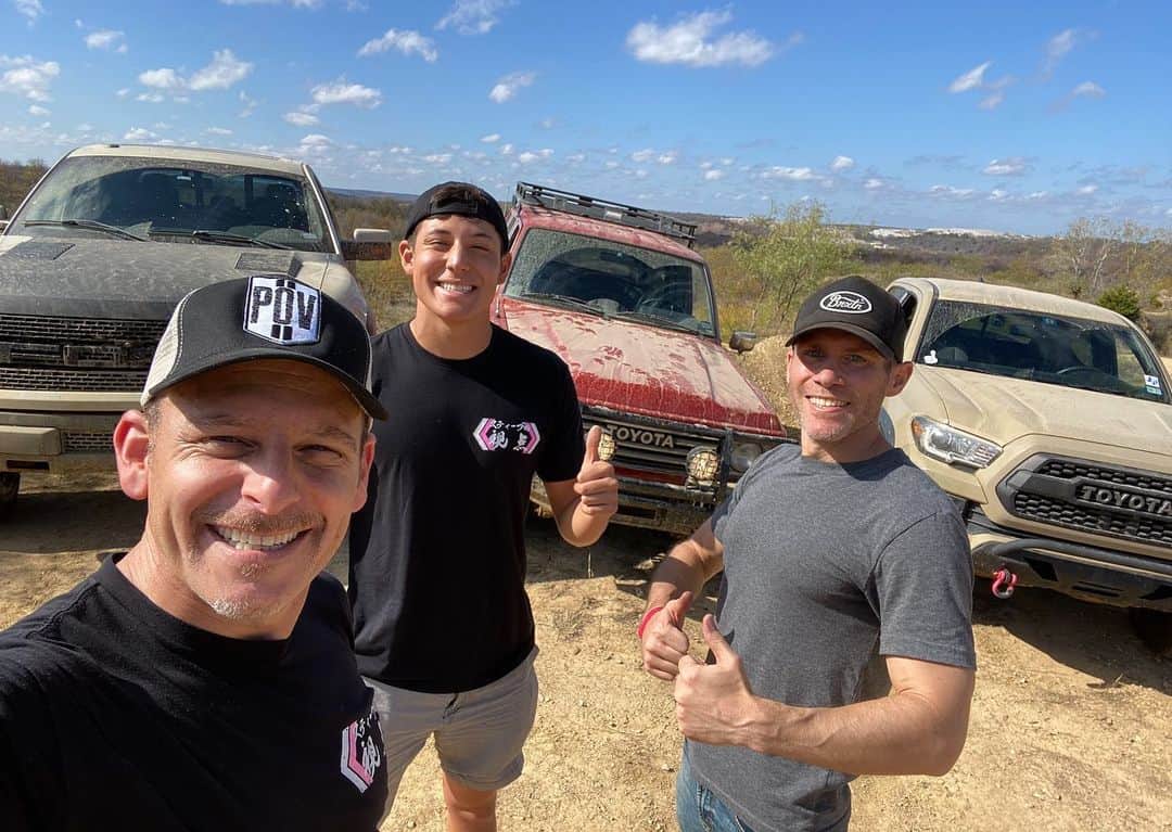 スティーブのインスタグラム：「Off roading in Bridgeport has been one of the highlights of our time here in Texas so far.  Watch today’s video now live to see how much fun and how dirty we really got!!! オフロードが楽しい！！本日の動画でフォードラプター対トヨタのオフロードバトル動画です。チェックしてね」