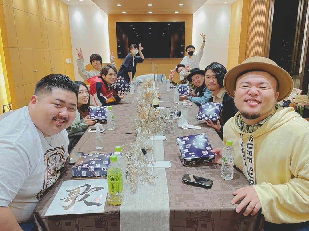 HIPPYのインスタグラム：「HIROSHIMA 75th PEACE LIVE ［打ち上げ編］  愛する仲間が全国から広島に集まってくれて みんなで鉄板囲んでわいのわいの なんてできるわけもなく そこらへんの意識の共有は参加者みんなでしっかりできてて  おりづるタワーさんが用意してくださった 超素敵なお部屋で むさしの特製弁当とおりづるタワーオリジナルウォーター♪  アクリル板を挟んでね  マジでめっちゃ楽しかったです  おりづるタワーに、むさし そして最高の景色、街並み 広島は本当に最高の町です  ただ写真は でかい二人がでしゃばってごめんねw  みんなと歌えて さらにみんなの前で歌える日々が 本当に楽しみなんです  そう思ったら 今の状況を僕は楽しいと思えます  #気付くHAPPY築くPEACE  ------------------------------- HIROSHIMA 75th PEACE LIVE まだ続きがあります  「第182回原爆の語り部〜 被爆体験証言者の証言〜」 12月6日（日曜日） 19時00分〜　YouTube生配信  笠岡貞江（87歳）  コチラのURLからご参加いただけます https://youtu.be/ZlYhnJzW9ZQ」