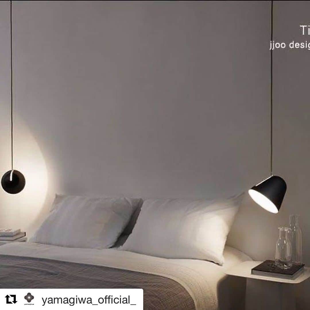 のインスタグラム：「. ベッドを優しく灯す、 シャープな印象のライトが素敵。 . #Repost @yamagiwa_official@repostapp・・・  . . ドイツの新鋭ブランド Nyta（ニュイタ）「Tilt（ティルト）」シリーズは、セードのセンターにあるスリットにあわせシェードを動かすだけで、簡単に照射方向を変えることができる、ユニークな構造を採用したペンダントライト。発表するや瞬く間に様々なデザイン賞を受賞した逸品です。 「Tilt」とは英語で「傾ける」という意味で、文字通りシェードを傾けることができます。食事する時は下に、終わったら上を向けて雰囲気重視の間接照明になんてゆうような使い方も出来ます。 塗装は、マットホワイト、マットブラック、マットグレーから、また真鍮磨き仕上げもお選び頂くこともできます。またサイズもあるので大小あわせて使用するとオリジナルのコーディネートができます。 取り入れやすい価格も魅力ですので、住宅は勿論のこと、店舗やワークプレイスなどお使い頂けると思います。  YAMAGIWAでは、国内外問わず、多種多様な美しい照明をご提案しています。全国の営業所窓口やギャラリーショールームにお問い合わせください。  ●お問い合わせはプロフィール詳細のHPリンクからお願いします。@yamagiwa_official_ 1週間前 yamagiwa_official_のプロフィール写真 yamagiwa_official_ #Nyta #nytalighting germandesignaward#archiproductsdesignawards #interiorinnovationaward #yamagiwalighting #lightingdesign #lighting #intelior #interiordesign #art #architect #decorative #ヤマギワ #照明 #インテリア照明 #デザイン照明 #照明デザイン #照明デザイナー #ライティング #ライティングデザイン#インテリアショップ#世界の灯り」