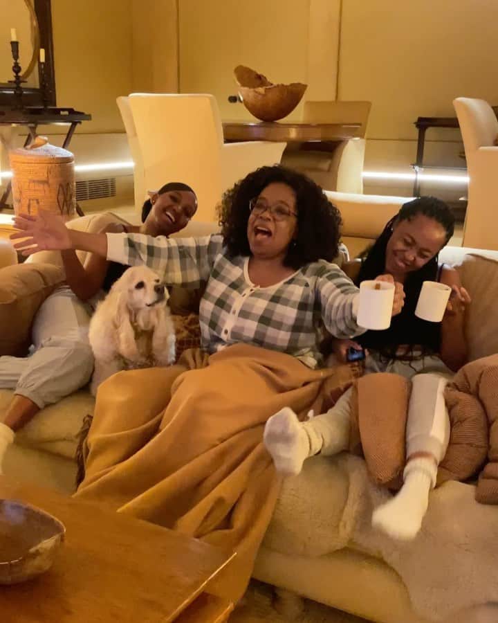 オプラ・ウィンフリーのインスタグラム：「PJs + apple cider + @mariahcarey’s Christmas special on @appletv+ = the perfect girl’s night IN with @thando_d, @andronica_k, and of course, Sadie! Stay inside and safe, y’all 🎄🎄🎄 #MariahsMagicalChristmas」