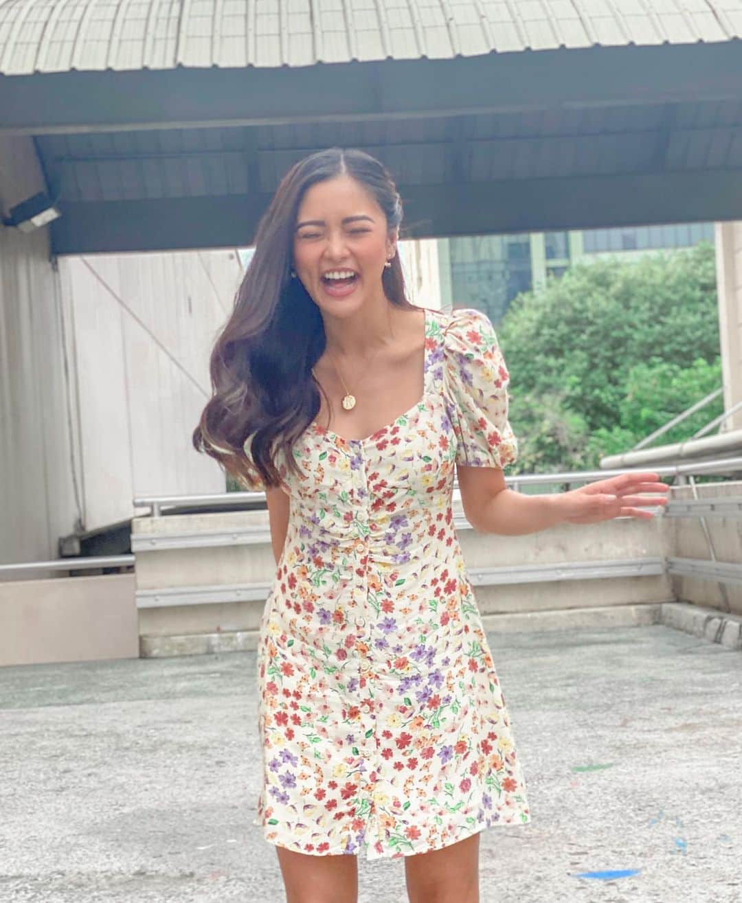 Kim Chiuさんのインスタグラム写真 - (Kim ChiuInstagram)「Smiling and laughing to welcome the weekend!😁. Start your day with a smile!😉. or should I say start your day by making someone Smile Today!❤️😉😁✨. . . Happy Weekend Everyone!!!!💋 #ootdksyc」12月5日 11時57分 - chinitaprincess