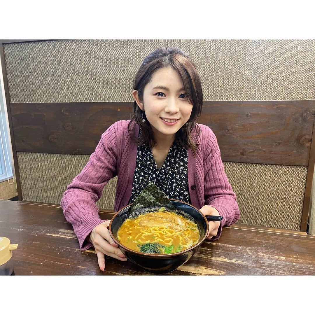 尾島早都樹のインスタグラム：「きょうの#ミタコレ👌  夏ぶりの#麺王 さん 季節限定のあっつあつ味噌ラーメンを すすります😎🍜🦐 (小指が立っちゃうのは遺伝笑)  日曜の生活ナビでは #ひみ寒ぶり 🐟も 紹介しますよー！  ぜひご覧ください🦥💗  #チューリップテレビ #アナウンサー  #ミタイノコレクション #ラーメン #味噌ラーメン #寒ブリ #ぶりしゃぶ #尾島すする」