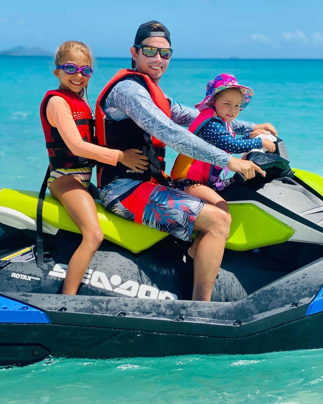 ケーシー・ストーナーのインスタグラム：「Taking my girls for a ride at #whitehavenbeach」