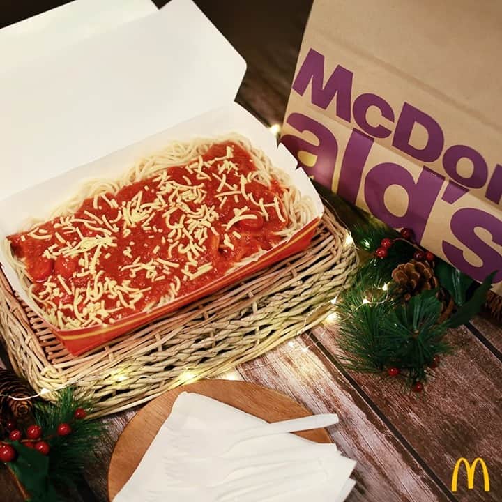 McDonald's Philippinesのインスタグラム：「‘Tis the season for saucy celebrations! Here’s something for the weekend that the whole family will love — our McSpaghetti Platter. 🍝 Good for 4-5 persons.    Order now via McDonald’s Dine-In, Take Out, Drive-Thru, or Pick-Up. You can also get it via McDelivery.」