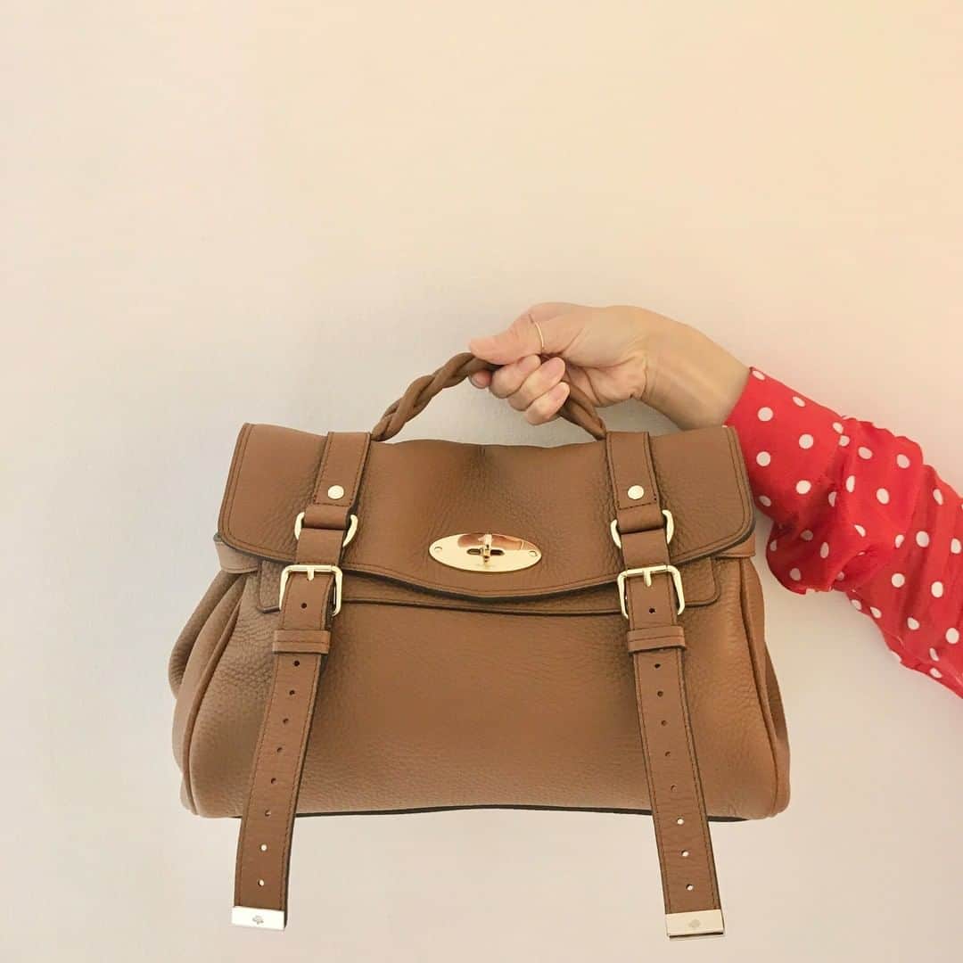 のインスタグラム：「なんと、#マルベリー の“ #アレクサ “がリローンチ!  ヴィンテージのブリーフケースを想起させるサッチェル型には、ただ懐かしい…を超えて、やっぱりときめきます✨　#伊勢丹新宿店 の1階のポップアップでも取り扱いがあります（こちらは12月8日まで）。（編集N）  #mulberry  #alexa #bag #バッグ #SPUR #2021ss #fashion #spurmagazine #SPUR #サッチェルバッグ #bag #mulberrybag #mulberryalexa #伊勢丹」