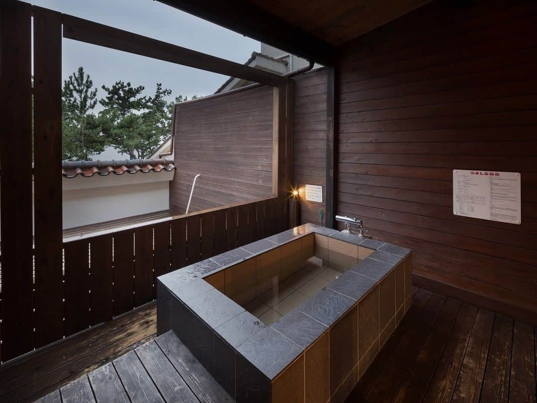 Relux | リラックスさんのインスタグラム写真 - (Relux | リラックスInstagram)「【日本屈指の夕焼けを眺める】  日本夕陽100選にも選ばれた夕景。どのシーズンも楽しめる一生に一度は眺めたい景色です。  淡路島の自然を楽しむなら、美人の湯として知らる「うずしお温泉」を露天風呂で楽しみませんか。 トロトロの湯に浸かれば、心も身体もポカポカになること間違いなし。  波音を聴きながら、癒しのひとときを過ごしましょう。   ------------------------------------------------ 📍サンセット・ビューホテル けひの海 / 兵庫県 ------------------------------------------------  気になる宿の詳細は、Relux公式HPまたは、便利なReluxアプリからご確認ください🔎   #サンセットビューホテルけひの海 #兵庫県 #けひの海 #淡路島旅行 #兵庫旅行 #淡路島観光 #慶野松原 #淡路島 #オーシャンビュー #マジックアワー  #国内旅行 #週末旅 #週末旅行 #大人の休日 #記念日旅行 #記念日デート #アニバーサリートラベル #誕生日旅行 #温泉旅行 #旅館 #温泉旅館 #ホテル #ラグジュアリーホテル #リゾート #リゾートホテル #家族旅行 #旅行好きな人と繋がりたい」12月5日 12時00分 - relux_jp