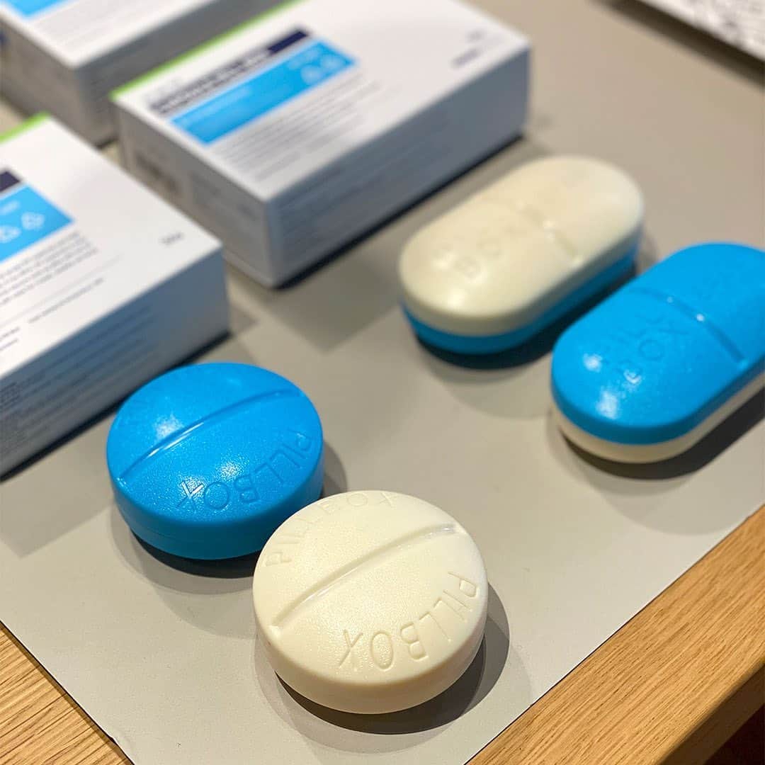 のインスタグラム：「. 2020 Christmas Gift Collection . Tablet/Capsule Pill Box 錠剤をモチーフにデザインされたユニークなピルケース。仕切りは取り外しもできるので薬はもちろん、小物やアクセサリーなどを整理するのに便利です。 . いくつか揃えて蓋を入れ替え、ツートーンにして使うのがよりお薬らしくなって可愛いのでおすすめです。 . www.livingmotif.com #livingmotif #リビングモティーフ #store #tokyo #interior #interiordecoration #christmas #christmas2020 #christmasgift #クリスマス #クリスマスギフト #pillbox #pillcase ピルボックス」