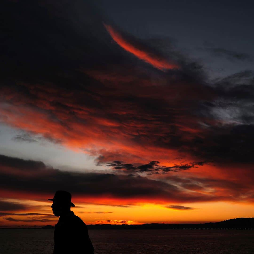 AFP通信さんのインスタグラム写真 - (AFP通信Instagram)「AFP Photo 📷 @valeryhache - A man is seen in silhouette as he looks at the sunset in the French riviera city of Nice.」12月5日 12時04分 - afpphoto