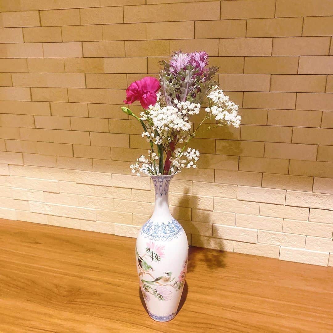 さわいえりさんのインスタグラム写真 - (さわいえりInstagram)「今週のお花が届いたよ💐 @bloomeelife のお花の定期便♫  まだ先週のお花元気で飾ってる中、 新しいお花も飾ってます✨  今週の花束は、 中国土産で頂いた謎の花瓶とよく合うハボタン。 スプレーカーネーションが引き締めてくれます🌹  ✔︎初回のお花お届けが無料になる クーポンコード：sawai (有効期限：2020年12月31日)  #bloomeelife#ブルーミーライフ#花サブスク#ちわわ#チワワ#花束#可愛い#ペットのいる生活#いっぬ#クリスマス」12月5日 12時05分 - beauty_eri7