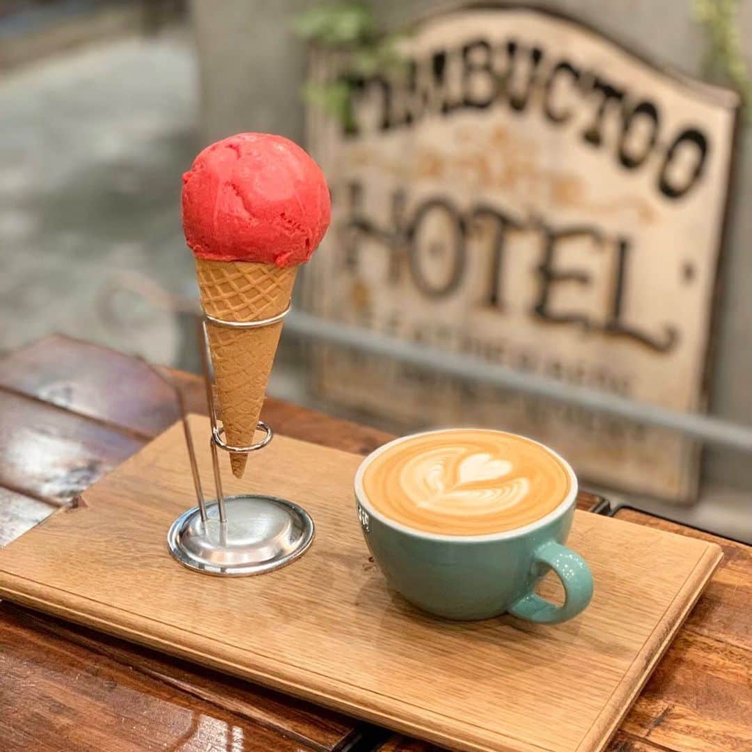 城田夏奈のインスタグラム：「. . .  あったかいカフェで食べる冷たいアイスはすごくおいしい🍨  思い出のカフェです✨  #カフェ巡り#mightystepscoffeestop」
