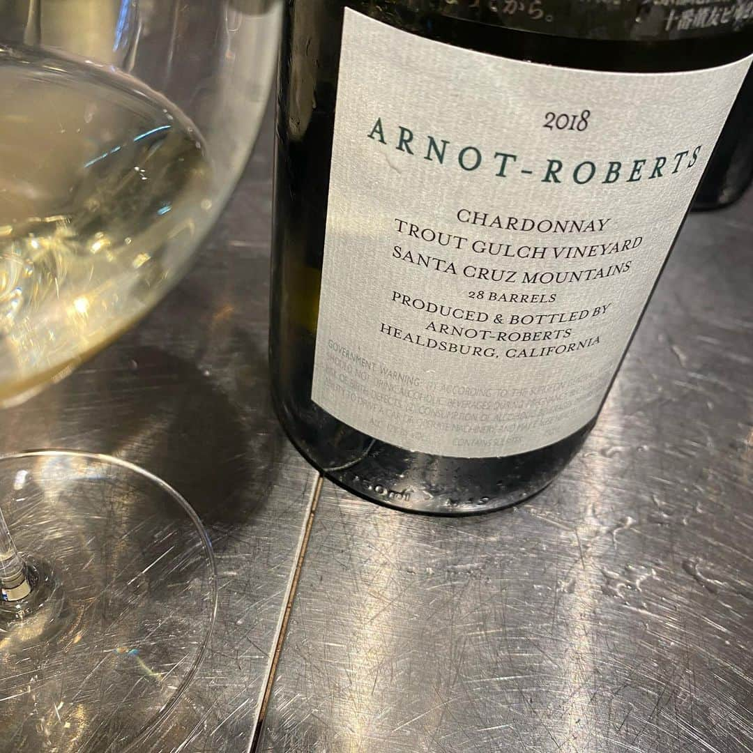 宮澤崇史さんのインスタグラム写真 - (宮澤崇史Instagram)「ARNOT ROBERTS 2018 なるほど美味しい #arnotroberts #arnotrobertswine #arnotroberts2018 #chardonnay #whitewine #アルノロバーツ #白ワイン #カリフォルニア #カリフォルニアワイン #ワイン好き #シャルドネ」12月5日 12時10分 - vino_takshi