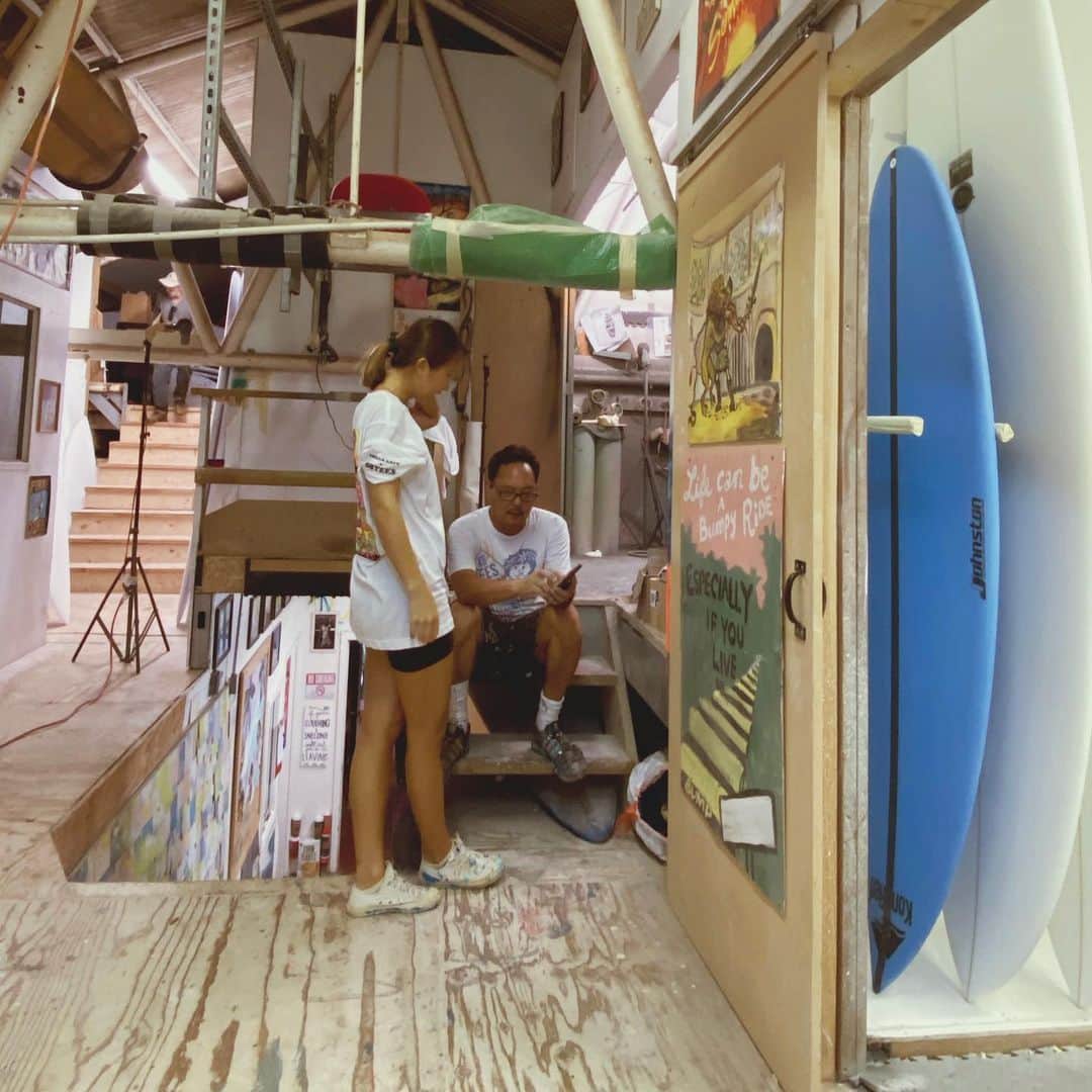 エビアン・クーさんのインスタグラム写真 - (エビアン・クーInstagram)「Xmas came early 🌲 yes I’m getting a new board! I went up to Waialua surf shop, to the surf factory to get my beautiful board colored. Gavin is the legend when it comes to spray painting. Not to mention he also rips with longboard! Can’t wait for my new board is coming soon!  新しいサーフボードがきて 今日は自分のサーフボード をペイント色塗りしにきたよ。 Waialuaのサーフボード工場は 周りに石鹸作りとか色々あって ショップとかも可愛いかったな サーフボード色 出来上がったら見せるねー！」12月5日 12時10分 - avian_official
