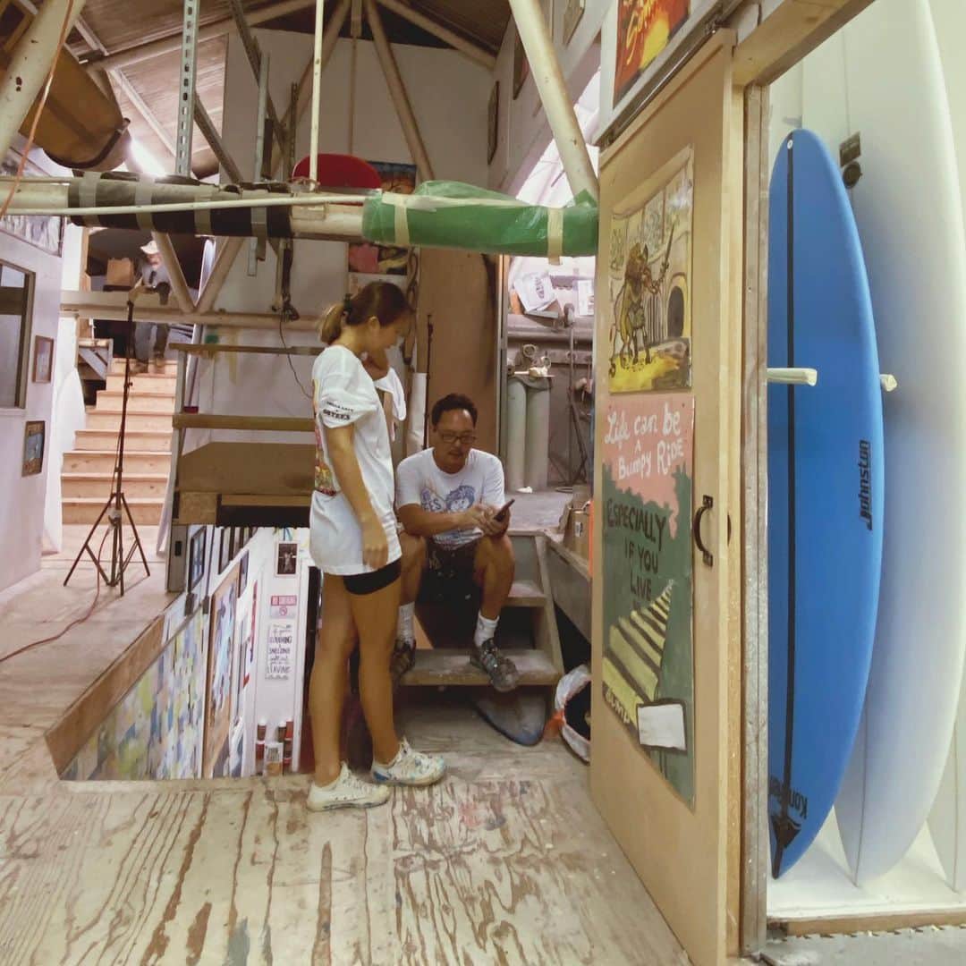 エビアン・クーのインスタグラム：「Xmas came early 🌲 yes I’m getting a new board! I went up to Waialua surf shop, to the surf factory to get my beautiful board colored. Gavin is the legend when it comes to spray painting. Not to mention he also rips with longboard! Can’t wait for my new board is coming soon!  新しいサーフボードがきて 今日は自分のサーフボード をペイント色塗りしにきたよ。 Waialuaのサーフボード工場は 周りに石鹸作りとか色々あって ショップとかも可愛いかったな サーフボード色 出来上がったら見せるねー！」