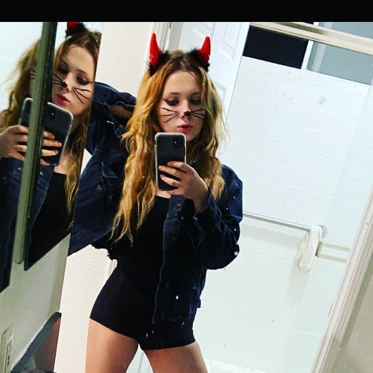 アビゲイル・ブレスリンさんのインスタグラム写真 - (アビゲイル・ブレスリンInstagram)「another mirror series pic from Halloween cuz #narcissism  (Note my horrible whiskers wowwww)」12月5日 12時10分 - abbienormal9