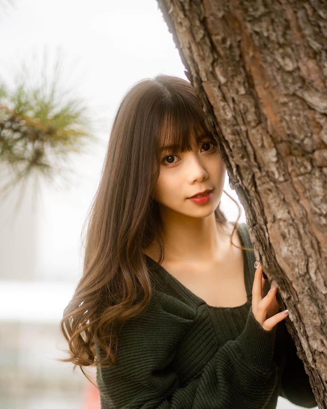 西村季里子のインスタグラム：「・  🎄  もうすぐクリスマスか〜🤶🏻 今月は楽しみな予定が たくさんあって毎日楽しい⭐️  今日はずっと行きたかったところに 大好きな先輩たちと行ってくる…🍰  夜は美容院🌙 明るくしようかな〜悩む〜  #撮影#カメラ#カメラマン #ポートレート#ポートレート撮影  #portrait#portraitphotography  #photography#photo#camera  #お台場#同級生#自然体#えくぼ #follow#followｍe#クリスマス」