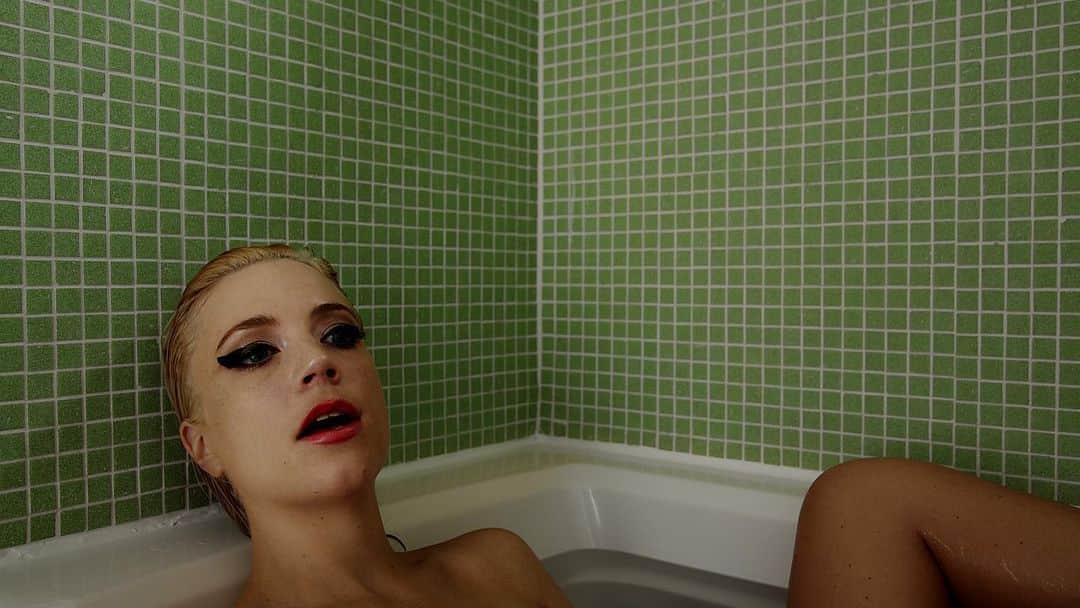 のインスタグラム：「ONE WEEK: “Idea of You” / Dec. 11th [12 AM ET]  Dir: @texmextexmextexmex  Color: @sodalite_color @tam_again  VFX: @ariyanh」