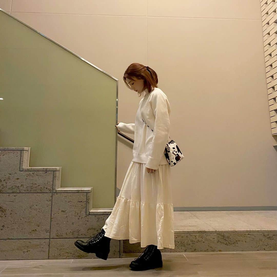 のインスタグラム：「🤍🤍🤍 ㅤㅤㅤㅤㅤㅤㅤㅤㅤㅤㅤㅤㅤ 珍しくスカートはいて可愛い雰囲気のコーデ👸💓 スカートは9unqで夏に売ってた #脚長フリルTシャツワンピ を中に着たの☺️✨ レイヤードさせれば夏服も冬服として着れる🥳 ㅤㅤㅤㅤㅤㅤㅤㅤㅤㅤㅤㅤㅤ ●トレーナー @9unq.official  #9unqハイネックトレーナー ●ワンピース 9unq #脚長フリルTシャツワンピ ●ブーツ @diesel  ㅤㅤㅤㅤㅤㅤㅤㅤㅤㅤㅤㅤㅤ #fashion #9unq #ootd #winter #꾸안꾸 #희영 #패션 #오오티디 #겨울코디 #クアンク #ひよん #冬服」