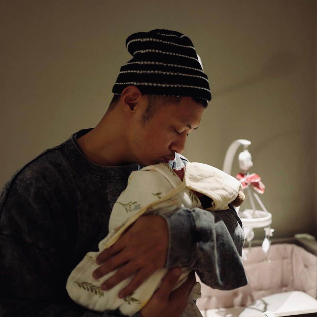余文樂のインスタグラム：「謝謝所有親朋好友的關心，妹妹其實在早一陣子就出來了，只是當時間還沒渡過危險期，所以沒有跟大家說，但現在她已經順利過關，回到家了!! 歡迎我的“小情人”  也感謝我太太，辛苦了 感恩~ 勿忘初心。余初心❤️」