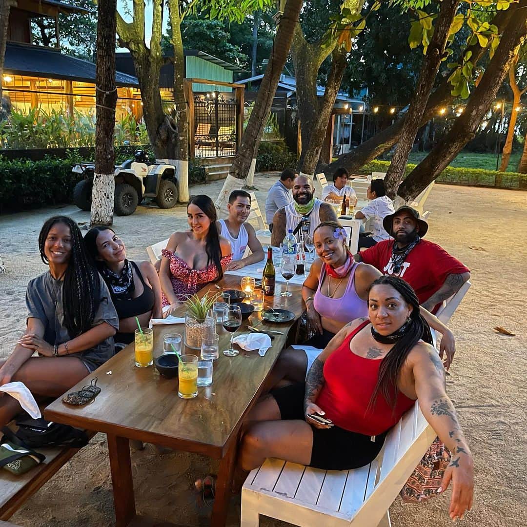 カルロス・ブーザーのインスタグラム：「Had To Link Up With Our Costa Rican Family @eric_bog & @ferjiglow And Enjoy This Bomb Meal!!!! #birthdaytrip #casaaura #HOLDAT 🤙🏽」
