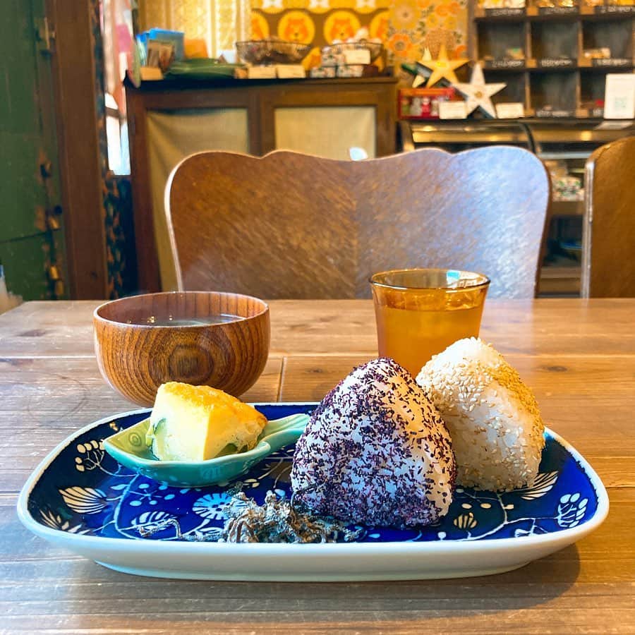 内田絢子さんのインスタグラム写真 - (内田絢子Instagram)「モーニング・コレクション！中崎町にあるcafe 太陽ノ塔・本店の和朝食。  ドリンクをオーダーすると選べる４種類あるモーニングメニューから、和朝食をセレクト！ゆかりと白ごま、2種類の麦ごはんのおにぎり。季節のお野菜たっぷりのお味噌汁。日替わりのおかずはズッキーニのオムレツ。  ほっこりしながらもボリューム満点の和朝食。朝から、お米でしっかりパワーチャージしたい方にオススメです。  ドリンクはオリジナルブレンドのコーヒーをセレクト！moshという、牛乳缶のようなフォルムのサーモマグに淹れてくださるんです♡モーニングタイムはコーヒー、紅茶はお代わり自由！  #cafe太陽ノ塔 #cafe太陽ノ塔本店 #和朝食 #fm802 #brightmorning #モニコレ #モーニングコレクション　 #金曜朝7時半からコーナーお届けしてます」12月5日 12時30分 - uccijun