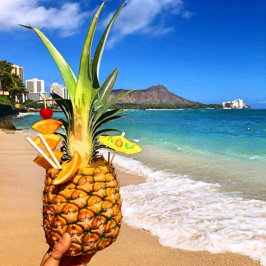 shihoのインスタグラム：「💙🍍💙🍍💙 ・ 搾りたてのパイナップルジュースは ほんとーーにおいしい🥺💙 そしてこのHawaiiの空気に包まれて Hawaiiの景色を眺めながらは 格別おいしく感じる♡ パイナップルの見た目も可愛すぎ♡ 意外と重さがあって 片手で手がちょっぴりプルプル。笑 ・ #hawaii#islandofoahu#oahu#ハワイ#trip #オアフ島#travel#loco_hawaii#travel_jp #funtorip#タビジョ#旅MUSE#genic_travel #genic_mag#たびねす#旅行#genic_hawaii #waikikibeach#honolulu#ワイキキ#beach #tabijyomap_hawaii#lealeahawaii#2020 #oahuhawaii」