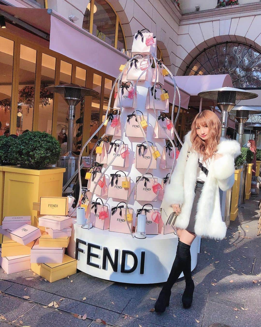 まゆぴちゅーさんのインスタグラム写真 - (まゆぴちゅーInstagram)「𝙵𝙴𝙽𝙳𝙸 𝙲𝙰𝙵𝙴...💛💛﻿ ﻿ 11月28日にオープンしたばかりの﻿ 今東京で注目度No. 1!!!﻿ 日本初上陸の期間限定FENDIコラボカフェ🍰♡﻿ ﻿ 平日だったけど、オープン11時なのに﻿ 私が着いた11:30頃にはもう10組ぐらい？﻿ は並んでたかな(  ˊ࿁ˋ ) ᐝ人気。。。🤔﻿ ﻿ 20分くらい？で﻿ テラス席に座れたよ\( ˆoˆ )/💓﻿ ※14:30頃はもっと並んでた😱😱！﻿ ﻿ もうなんともこの入り口のFENDIの﻿ ショッパーでできたクリスマスツリー🎄﻿ が可愛すぎる🥲🥲💗💛💗💛！！！﻿ ﻿ ﻿ ケーキとかも可愛いが詰まってるし、﻿ FENDIのロゴの形したパスタは味も最高♡﻿ ﻿ そしてラテアート可愛すぎん！？🥺💓﻿ ﻿ ラテアートは、﻿ 5種類の中からランダムで出してくれるんだけど、﻿ どれもかぁぁぁわいい♡！映える☕︎♡笑﻿ ﻿ ﻿ ドリンク2杯とケーキとパスタシェアして﻿ 2人で¥5500だったよ( ⸝⸝•ᴗ•⸝⸝ )੭⁾⁾⭐️﻿ ﻿ 可愛いりのたん @rino_xoxo_lamy  と愛犬ラミちゃんといったの🐶💓﻿ (※テラス席はペット可🙆‍♀️)﻿ ﻿ ﻿ 店内の席も可愛過ぎたから終わる前に﻿ もう一回行って店内狙ってティラミス食べたいな…﻿ ﻿ 27日までなんだよね誰か行かない？（笑）♡﻿ ﻿ ﻿ ﻿ ﻿ アウターももこもこ可愛いでしょ？❄️💓﻿ ﻿ @teftef.shop さんのなの🙈﻿ ﻿ クーポンコード 『UA37YSEC』で10%オフで買えちゃうの💋﻿ ﻿ ﻿ ﻿ ================================﻿ 【𝙵𝙴𝙽𝙳𝙸 𝙲𝙰𝙵𝙴 𝚋𝚢 𝙰𝙽𝙽𝙸𝚅𝙴𝚁𝚂𝙰𝙸𝚁𝙴】﻿ 🏛11月28日〜12月27日﻿ 📍表参道A2出口からすぐ﻿ ⏰11:00〜20:00(予約はディナーTimeのみ🙆‍♀️)﻿ ================================﻿ ﻿ ﻿ ﻿ ﻿ #fendiカフェ #アニヴェルセルカフェ  #fendi #アニヴェルセル #フェンディカフェ #anniversairecafe #表参道カフェ #表参道 #fendicafe #fendicafetokyo #東京カフェ #表参道スイーツ #都内カフェ #表参道グルメ  #表参道カフェ巡り #カフェ巡り #カフェ活 #東京グルメ #東京カフェ巡り #スイーツ巡り  #テラス席 #テラス席ワンコok  #冬コーデ #冬服コーデ #もこもこアウター  #デートコーデ #ニーハイブーツ #ニーハイブーツコーデ #女の子コーデ #ビジョビ」12月5日 12時38分 - mayu_03pichu