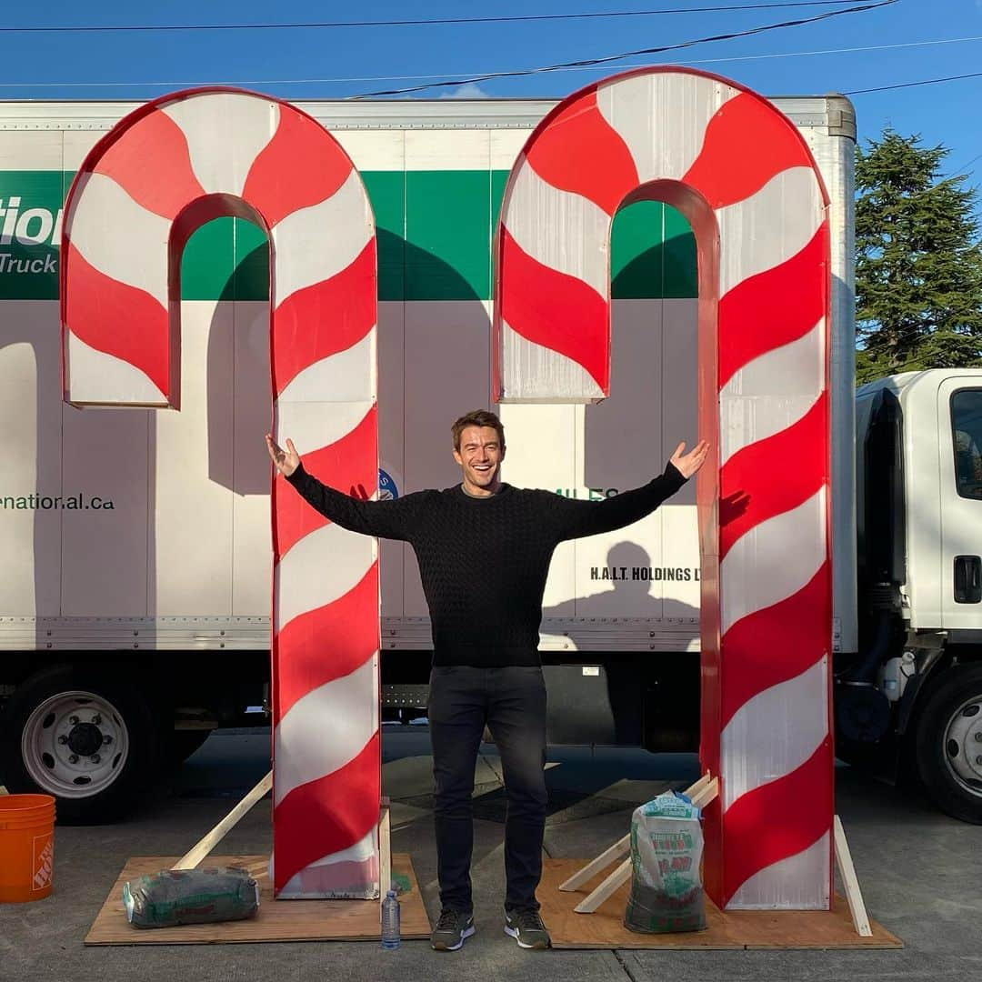 ロバート・バックリーのインスタグラム：「Picked up a little holiday flair for the yard.」