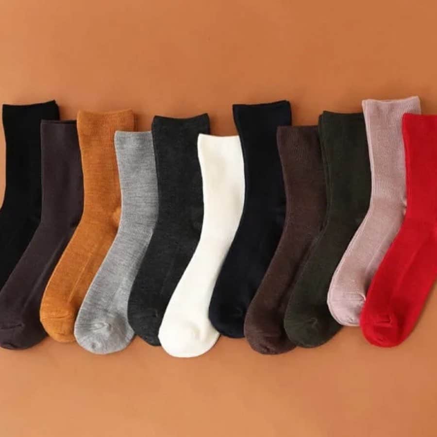 靴下屋公式アカウント（tabio）さんのインスタグラム写真 - (靴下屋公式アカウント（tabio）Instagram)「. recommend！ “colorful rib wool socks” . 寒さでボトムスが長めになる冬場、 チラっと見えるソックスは 案外目立つもの。 だからこそ、カラフルなソックスで 足元のおしゃれを楽しみましょう。 Tabioの高級ウールシリーズなら、 チクチク感が無く 暖かく、 冬ファッションを楽しめます！ . ▷高級ウール1×1リブソックス No.021140588_¥1,320(税込) 詳しくは @tabio.jp プロフィールより Tabio公式オンラインストアにてご覧ください . . #tabio #tabio_official #tabiosocks #タビオ #20aw #2020aw #2020awcollection #021140588 #socks #sockstyle #sockstagram #socksoftheday #ソックス #ソックスコーデ #靴下 #靴下コーデ #くつした #ootd #fashion #instafashion #足元くら部 #足元コーデ #今日の足元 #legfashion #レッグファッション」12月5日 12時42分 - tabio.jp