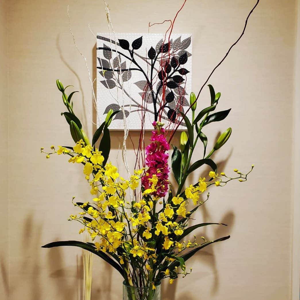 名波はるかさんのインスタグラム写真 - (名波はるかInstagram)「土曜日はカラヤン広場でヒルズマルシェが開催されています。 お花を買って玄関に毎週飾っています。 ユリが咲くと香りがとてもいいです😊💕 今日のは深谷百合です。#ヒルズマルシェ #カラヤン広場」12月5日 12時43分 - nanamiharukatraveler