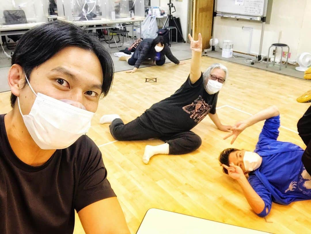 小柳心さんのインスタグラム写真 - (小柳心Instagram)「コング桑田「歳取って覚えるのに時間がかかるわ」 原田優一「全然間に合いますよ」 コング桑田「ありがとう」 小柳心「そうですよ！本番に間に合えばいいんですから！」 コング桑田「しんちゃん、俺を甘やかさんといてや」  またしても辻斬りにあった気分でした。 今日も稽古が楽しみ！  #GES  ＊＊＊ . ／ ミュージカル『グッド・イブニング・スクール』 ＼ ◆劇場：本多劇場 ◆公演日程：2020年12月17日（木）～20日（日） . #グッドイブニングスクール #goodeveningschool #パトカン #横田龍儀 #中井智彦 #黒沢ともよ #谷口ゆうな #オレノグラフィティ #小柳心 #鯨井康介 #コング桑田」12月5日 12時47分 - shinkoyanagi004