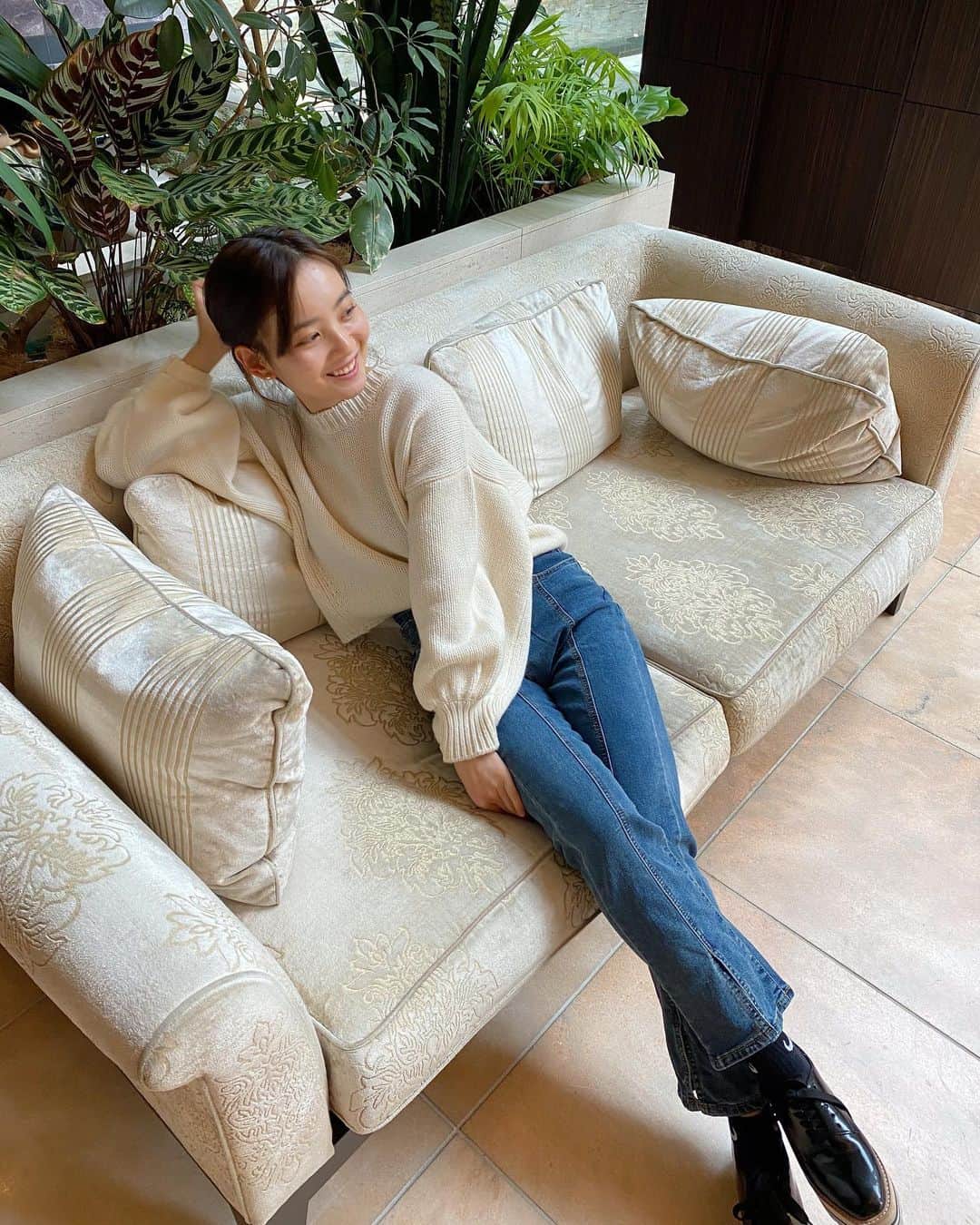 青山舞莉のインスタグラム：「YouTube 本日19:30です🤍 久しぶりの早稲田vlogだよ〜  今日は新しいお洋服組み合わせてみた ジーンズは　@iradowl_official   #ミーコーデ #ミーの毎日」