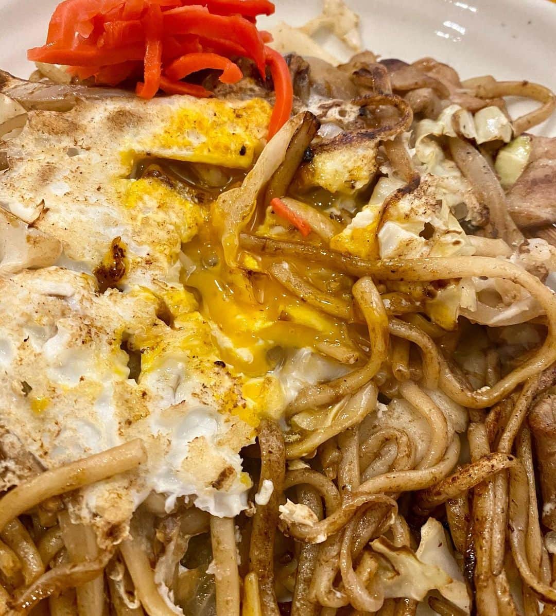 江口寿史のインスタグラム：「小倉名物、乾麺の焼きうどん食べて。 これから200名ほどへのサイン会です。」