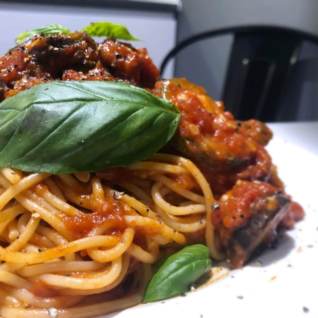 LAUNCHのインスタグラム：「LONDON🇬🇧  Supper is handmade Our food is pretty good  Cooking and clothes together First of all, the balance」