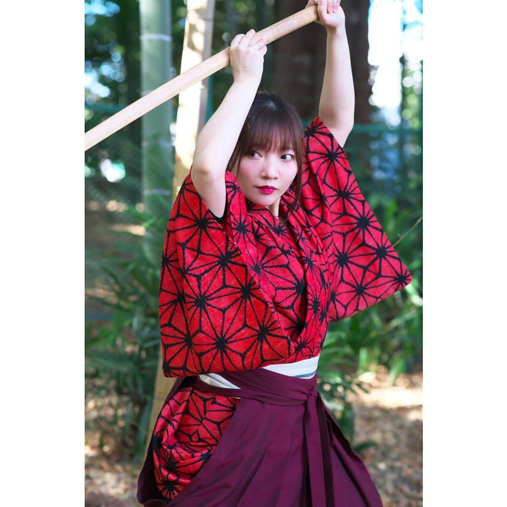 碧波彩のインスタグラム：「もうすぐクリスマス！  #photography #Instagram #japanesegirl #photo #model #portrait #portrait_jpn #photogenic_jp #japaneseculture #swordfight #actor #actress  #ポートレート　　#写真  #被写体　#撮影　 ＃武将　#japanesesamurai #殺陣ガール　#鎧　#甲冑　#殺陣　#刀　#侍　#竹林」