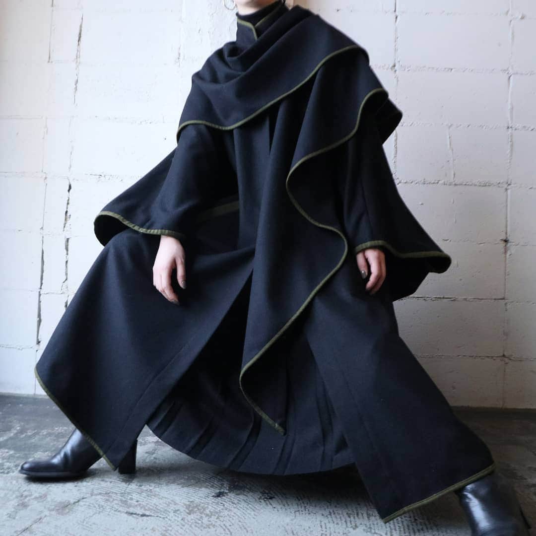 吉祥寺 古着屋 Orfeoのインスタグラム：「Stand Collar Cape Coat  #orfeo #kichijoji #tokyo #vintage #used #fashion #coordinate #outfit . . . スタッフ募集についてはこちら→https://www.instagram.com/p/CHcEl3Tl1Sk/?igshid=1j1r0z0xinhmp .  お問い合わせはインスタグラムのプロフィール掲載のメールアドレスにお願いいたします。コメント、DMでのお問い合わせは受け付けておりませんのでご了承ください。 ONLINE SHOPの商品も店頭にてご購入頂けます。気になる商品がございましたらスタッフにお声掛けください。  新型コロナウィルス感染拡大防止策を徹底した上で営業をしております。マスクの着用、入店時にアルコールでの消毒をお願いいたします。」