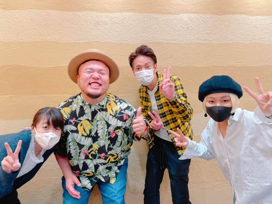 HIPPYのインスタグラム：「HIROSHIMA 75th PEACE LIVE ［バンドメンバー編］  今回参加してくれたアーティストの全演奏にコーラスまで 最初から最後まで素晴らしく奏でてくれた最高のバンドメンバー  ギター！バンマス！浜崎快声 ピアノ！はらかなこ パーカッション！若森さちこ  このご時世の中でリハーサルもなかなかできない状況で めっちゃ大変だったと思います  全てに愛を持って １曲１曲を愛してくれてそれが音になってて 聞いてて感動、歌ってさらに感動  ［日々のハーモニー］を一緒に制作してくれたメンバーであり このメンバーでこのイベントをご一緒できて本当に嬉しかったです  広島を、おりづるタワーを楽しんでもらえてて 最高の音を奏でてくれてありがとう 本当に感謝してます  またやりましょね♪ やらせてください♪  #気付くHAPPY築くPEACE  ------------------------------- HIROSHIMA 75th PEACE LIVE まだ続きがあります 是非ご参加ください 「第182回原爆の語り部〜被爆体験証言者の証言〜」 12月6日（日曜日）19時00分〜　YouTube生配信 笠岡貞江（かさおか・さだえ）さん（87歳） 当日はコチラのURLからご参加いただけます https://youtu.be/ZlYhnJzW9ZQ ※チャンネル登録、リマインダー設定よろしくお願いします ※質問など証言者への激励コメントやチャットでのご参加お待ちしております」