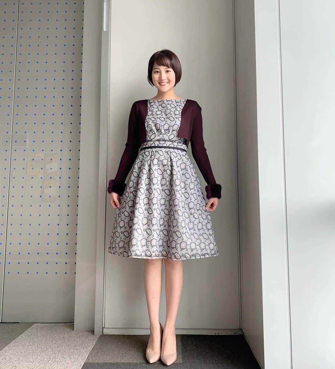永尾亜子さんのインスタグラム写真 - (永尾亜子Instagram)「. 昨日の#めざましテレビ の衣装です👗 永島さんの衣装が聖歌隊みたいだったのでわたしも聖歌隊風のポージングをしてみました。」12月5日 13時16分 - ako_nagao