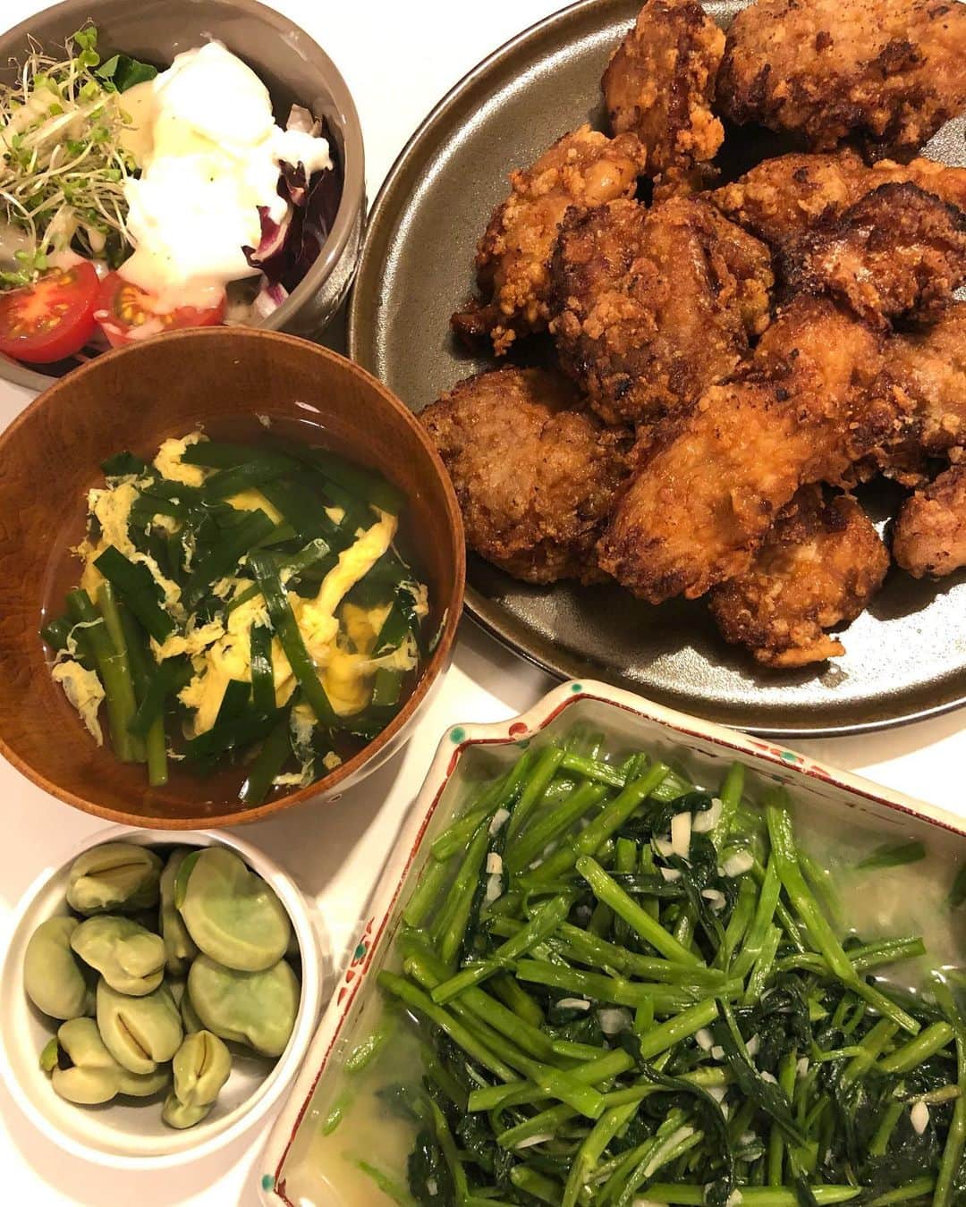 のインスタグラム：「昨日の夕飯( ^ω^ )  唐揚げと、空芯菜の炒め物、茹でそら豆、ニラ玉スープ、サラダです(o^^o)  サラダにはママ友にもらった花畑牧場のブッラータものせて、ジョセフィーヌのドレッシングでいただきました\(//∇//)\  食後は姫と2回目のムーラン！  映画館で観たかったな〜！  でも購入したお陰で何回でも見られる（笑）  今週は土曜日も学校だけど、金曜日の夜ってなんか少しだけ夜更かししたくなってしまうのです(≧∀≦)  #甘糟ご飯#ご飯#家ご飯#夕飯#唐揚げ#ムーラン#金曜日#花金#家で映画」