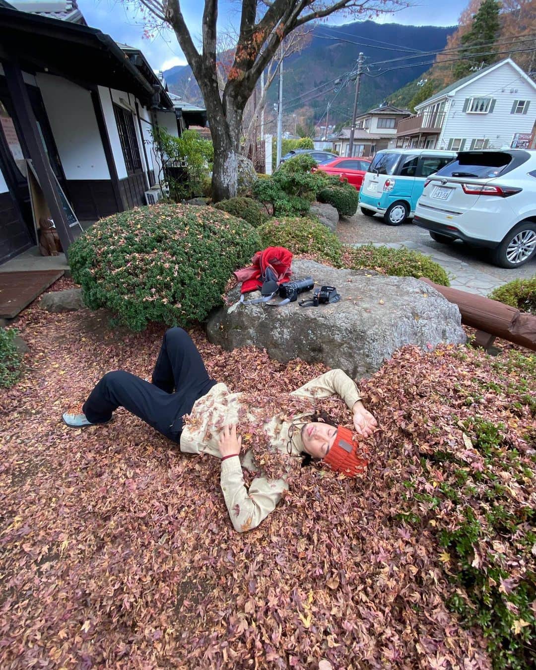 kenta_soyoungさんのインスタグラム写真 - (kenta_soyoungInstagram)「落ち葉の妖精がいましたよっと。 @teppei_photo」12月5日 13時09分 - kenta_soyoung