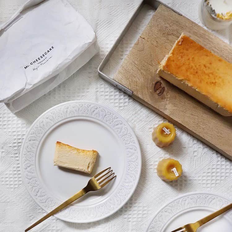 ローリエプレス編集部さんのインスタグラム写真 - (ローリエプレス編集部Instagram)「🧀  おうち時間を過ごす日は、お取り寄せ可能な人気スイーツを堪能しましょう♡  即売り切れてしまうmr cheesecake tokyoのチーズケーキは 冷凍のままならアイスケーキ風🐀♡ 解凍すれば、なめらかな食感を🐇♡ 半解凍なら新食感♡あなた好みの食べ方を見つけてみてくださね！  📍 @mr.cheesecake.tokyo   ❤︎ Thank You ❤︎ @immo_mana  @_xkaorix_  @___yuka314   📝 人気カフェ絶品スイーツをお取り寄せ♡おうちカフェ巡りにおすすめ5店舗をチェック！  https://laurier.excite.co.jp/i/E1605268816200  #laurierpress #ローリエプレス #チーズケーキ #お取り寄せスイーツ #通販スイーツ #うちカフェ #お取り寄せグルメ #おうちかふぇ #クリスマスケーキ #チーズケーキ専門店 #mrcheesecake」12月5日 13時14分 - laurier_press