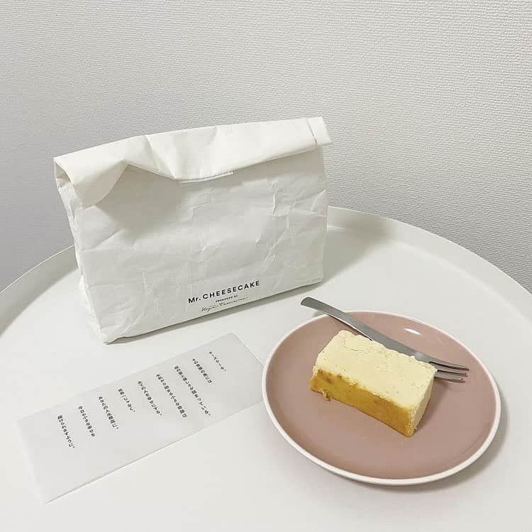 ローリエプレス編集部さんのインスタグラム写真 - (ローリエプレス編集部Instagram)「🧀  おうち時間を過ごす日は、お取り寄せ可能な人気スイーツを堪能しましょう♡  即売り切れてしまうmr cheesecake tokyoのチーズケーキは 冷凍のままならアイスケーキ風🐀♡ 解凍すれば、なめらかな食感を🐇♡ 半解凍なら新食感♡あなた好みの食べ方を見つけてみてくださね！  📍 @mr.cheesecake.tokyo   ❤︎ Thank You ❤︎ @immo_mana  @_xkaorix_  @___yuka314   📝 人気カフェ絶品スイーツをお取り寄せ♡おうちカフェ巡りにおすすめ5店舗をチェック！  https://laurier.excite.co.jp/i/E1605268816200  #laurierpress #ローリエプレス #チーズケーキ #お取り寄せスイーツ #通販スイーツ #うちカフェ #お取り寄せグルメ #おうちかふぇ #クリスマスケーキ #チーズケーキ専門店 #mrcheesecake」12月5日 13時14分 - laurier_press