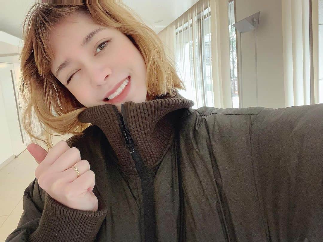 のインスタグラム：「@whitening_tokyo でホワイトニングしたよん💕 歯科医院専用の医療用の漂白剤だから強力✨ 自然の歯で1番白い段階までなりました💕嬉しい😆💕  しみる感じはあったけど丁寧に説明もしてくれたし痛み止めも出してくれたし怖くなかったです☺️  ※『ジェニファーのインスタを見た！』で予約頂くと5,000円割引きになるよ❣️  #ホワイトニング #ホワイトニング東京 #ホワイトニング恵比寿 #輝く白い歯 #白い歯 #白い歯になりたい #美容好きな人と繋がりたい #pr #美容　#美肌　#メンテナンス　#お洒落な人と繋がりたい #すっぴん　 sopport by woomy #woomy」