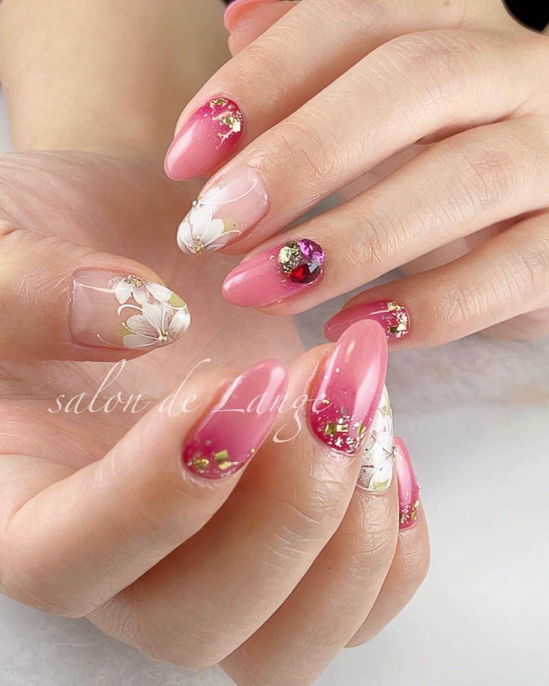 salon de Langeのインスタグラム：「◇ .............◇﻿ ﻿ お花のオンラインセミナーを﻿ 申し込みできなかった方から﻿ DM沢山いただいて﻿ 本当にありがたいです😿﻿ ﻿ ﻿ 第二弾も開催致しますので﻿ お待ち下さいませ♡﻿ ﻿ ﻿ 第一回目の発信は本日18:00！！﻿ ご受講いただく皆様﻿ よろしくお願い致します❤️﻿ ﻿ ﻿ ﻿ mi-mi ♡﻿ _______________________﻿ ﻿ オンラインセミナーのことや﻿ その他、なんでも﻿ 📩ご質問があれば直接DM下さいね♡﻿ ﻿ ﻿ ﻿ #onnail﻿ #オンラインサロン﻿ #オンラインセミナー﻿ #ネイルレッスン﻿ #ネイルスクール﻿ #セルフネイル﻿ #サロンワーク﻿ #児山未奈﻿ #みーみ﻿ #サロンドランジェ﻿ #名古屋ネイルスクール ﻿ #名古屋ネイルサロン﻿ #minakoyama ﻿ #salondelange ﻿ #サロンドランジェ﻿ ﻿#お花ネイル #大人ネイル上品ネイル」
