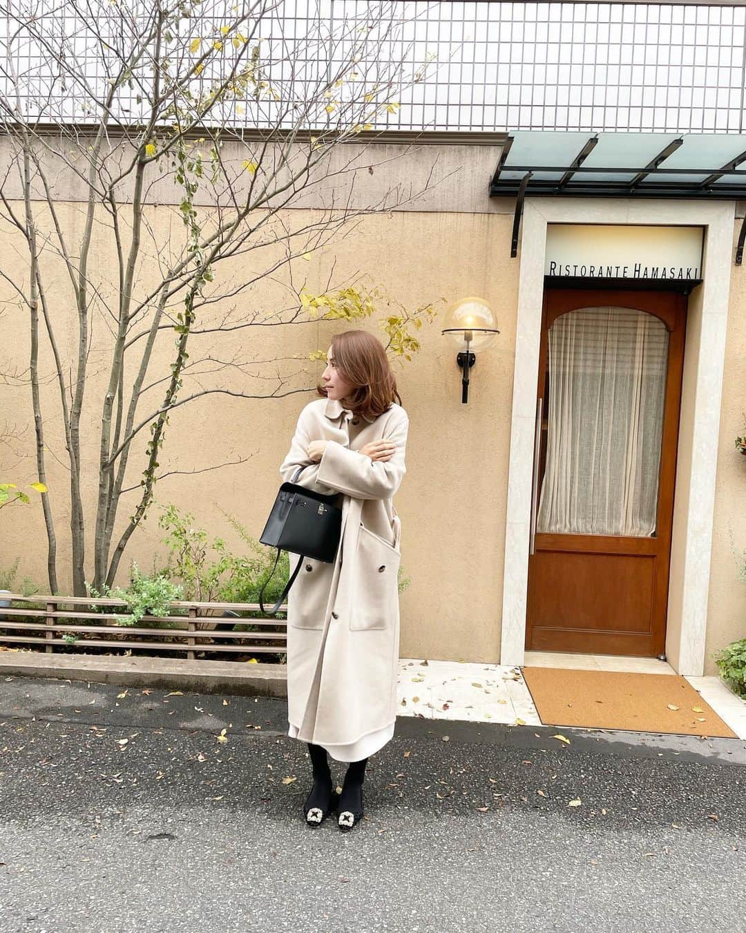 髙田麻紀子のインスタグラム：「❤︎ . 主人とランチへ🍴 お昼からゆっくりコースを二人で食べるなんて何年ぶりだろう✨ . コート&バッグ#HERMES スカート#dior シューズ#manoloblahnik  . #instagram #instapic #instalike #fashion #ootd #outfit #cordinate」